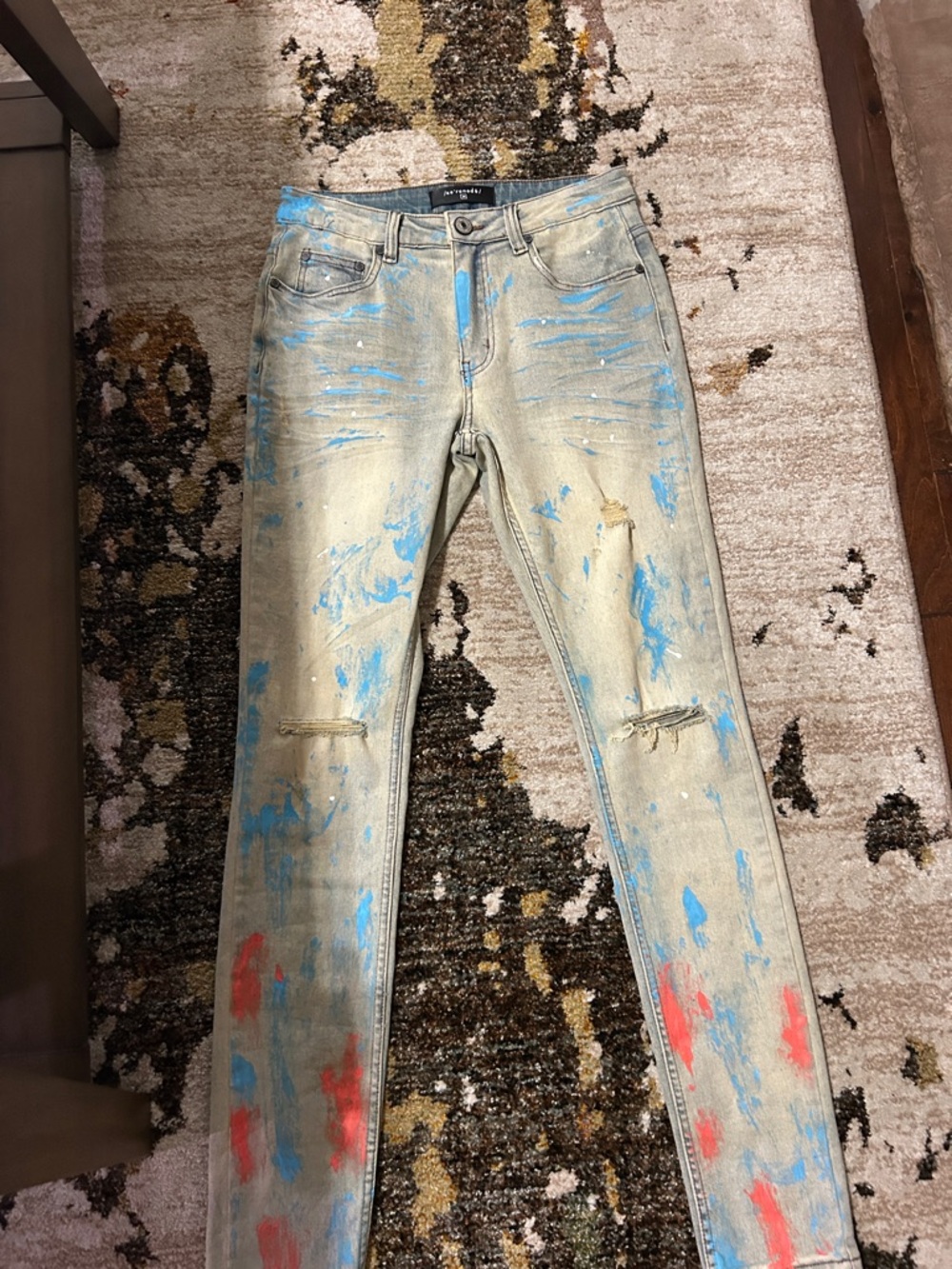 Serenede Paint-Splatter Distressed Men Jeans - Blue/Red on Light Wash